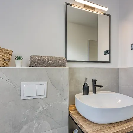 Center Oasis - Private Parking Apartment *