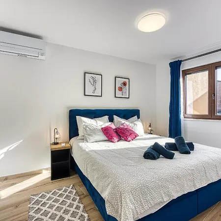 Center Oasis - Private Parking Apartment